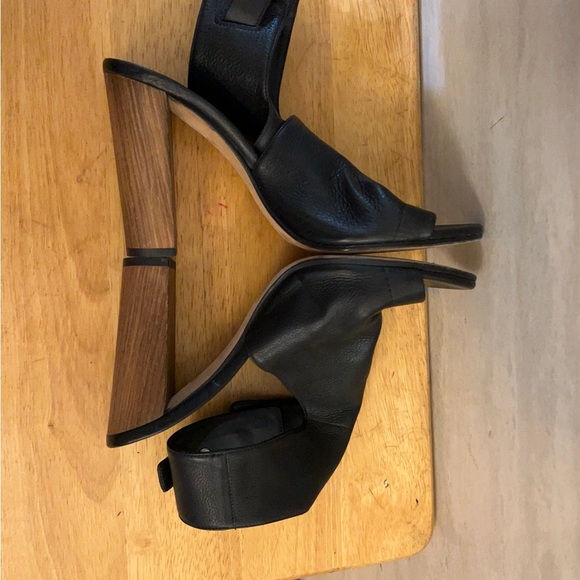 Vince Vero Cuoio Elegant Black Open-Toe Heeled Sandals - Picture 5 of 16